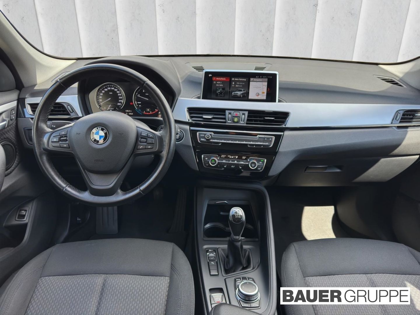 BMW X1 sDrive18d Advantage RFK AHK Navi LED El. Heck foto 15