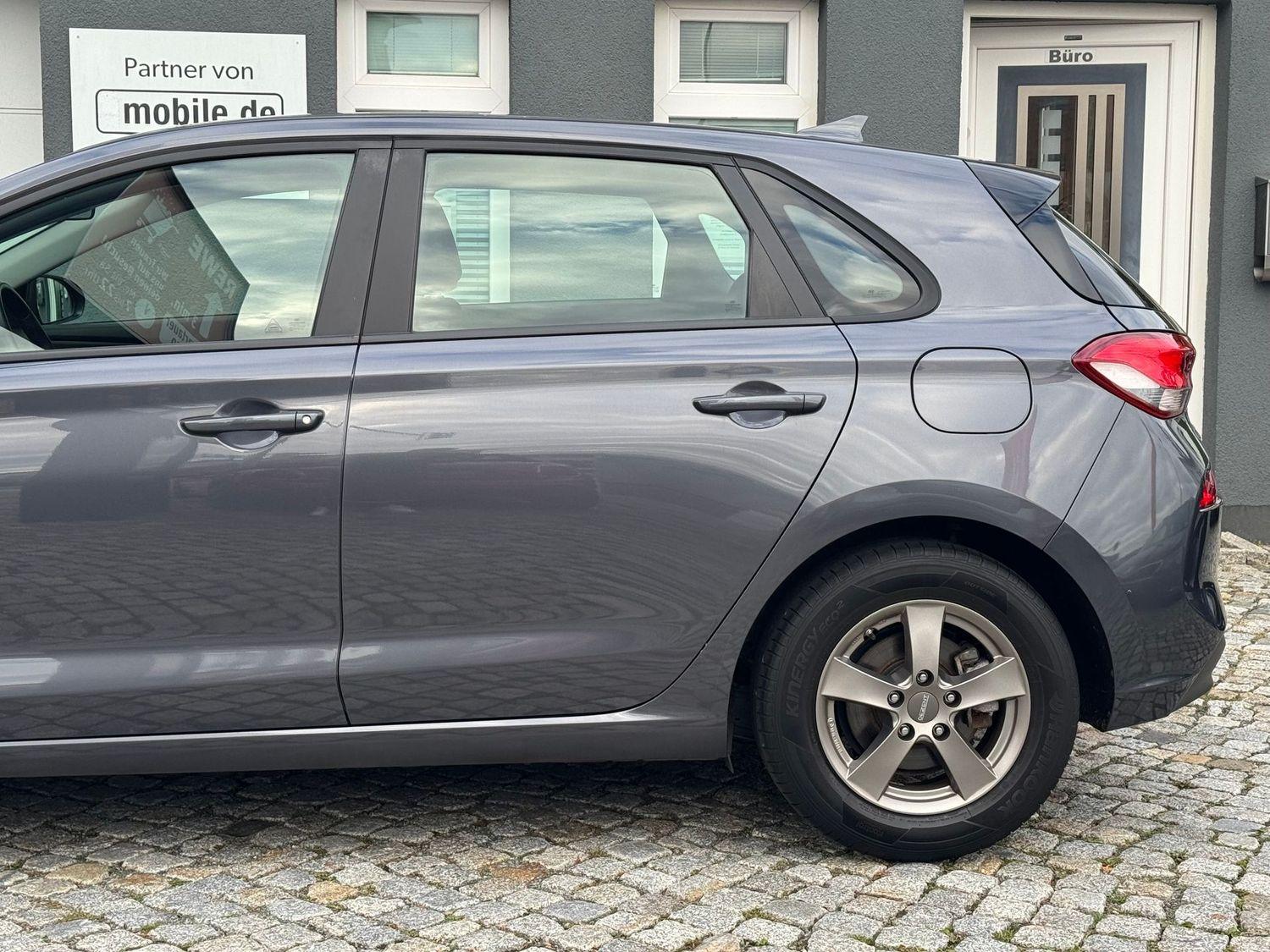 Hyundai i30 Select Kamera CarPlay Navi SHZ Tempom.