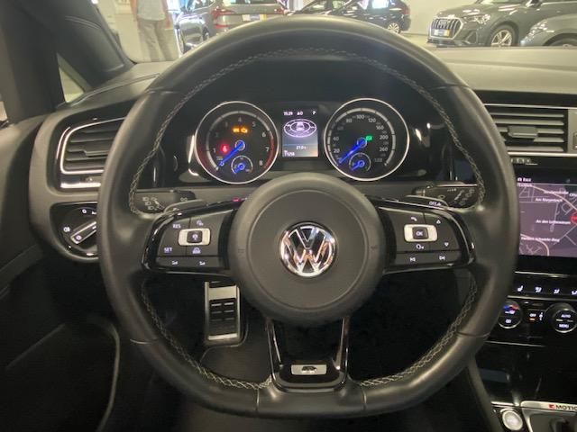 Fahrzeugabbildung Volkswagen Golf VII Variant 2.0 4Motion BMT R-Line+PANO+NAV