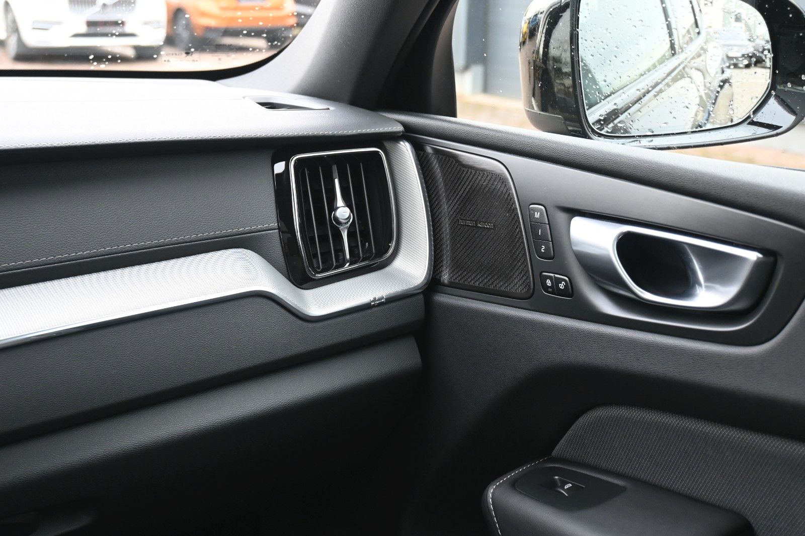 Fahrzeugabbildung Volvo XC60 B4 AWD Ultimate Dark*LED*PANO*STHZ*