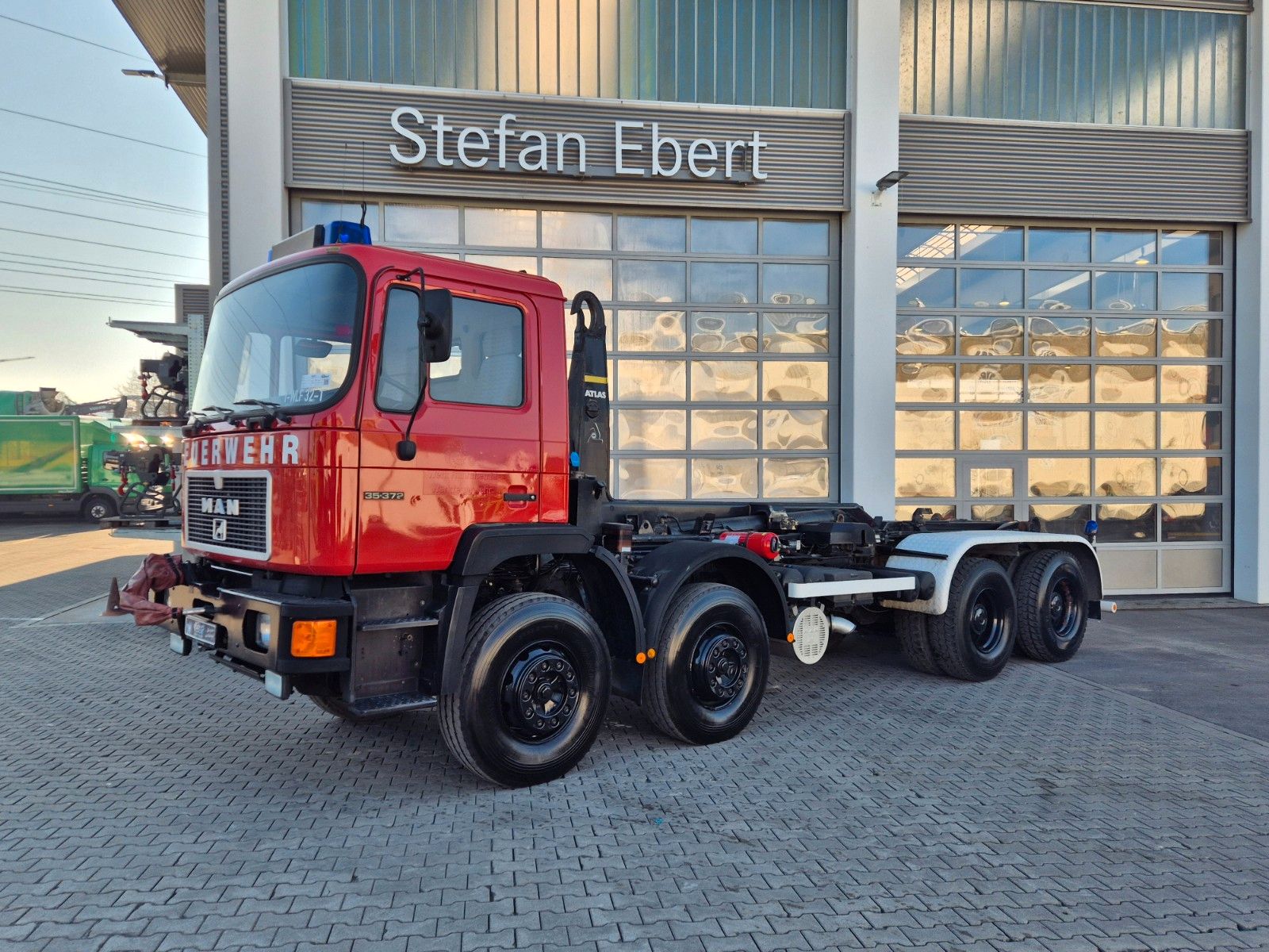 Fahrzeugabbildung MAN 35.372 (F14) 8x4 Atlas 4. Achse gelenkt Seilwind