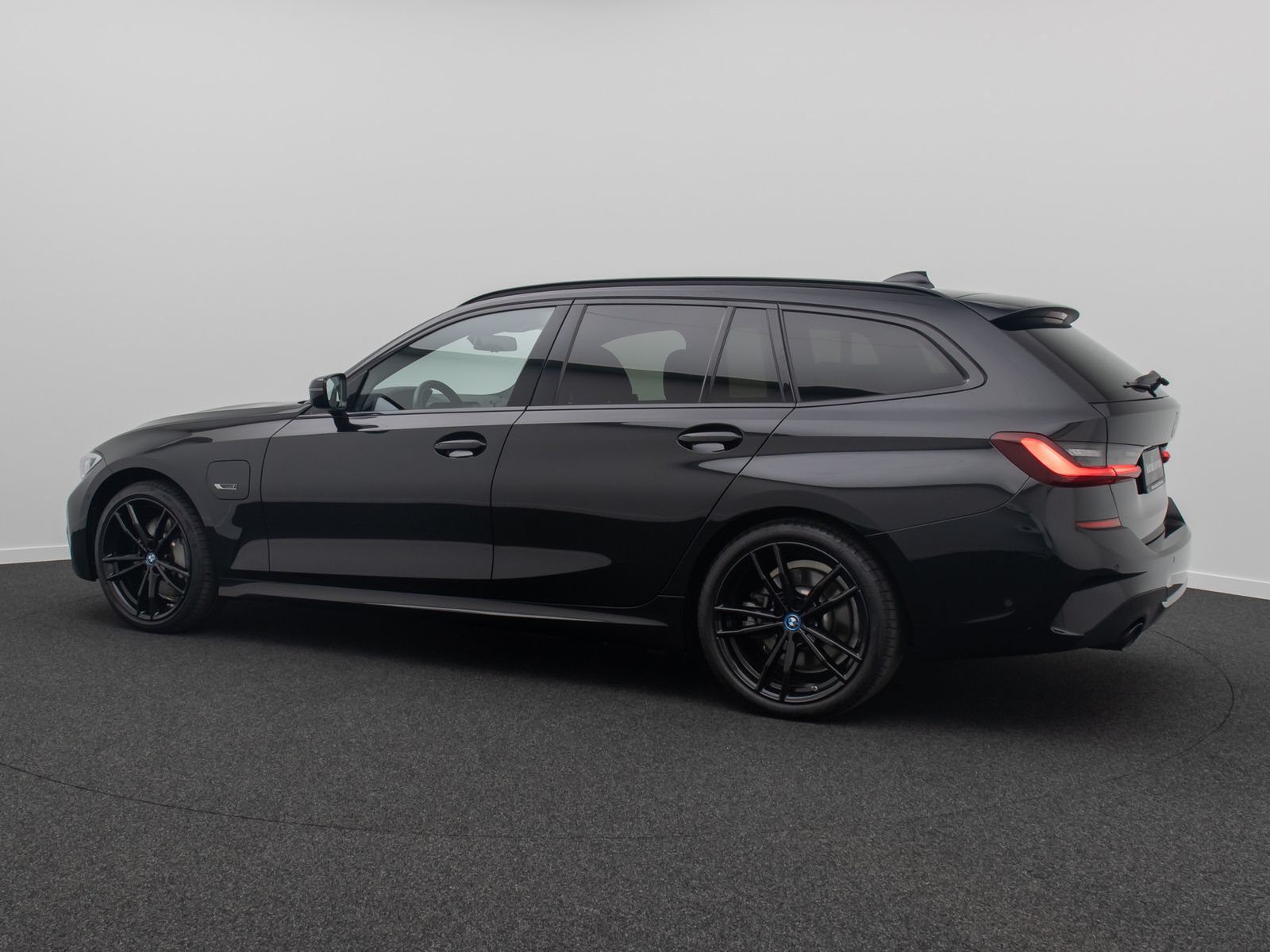 Fahrzeugabbildung BMW 330e M Sport DAB Laser HUD AHK Kamera Panorama