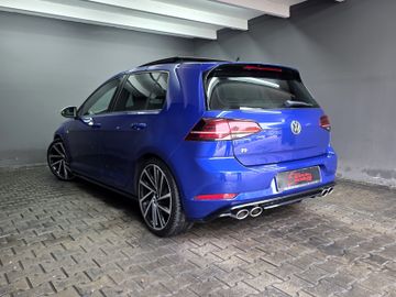 Volkswagen Golf - 6