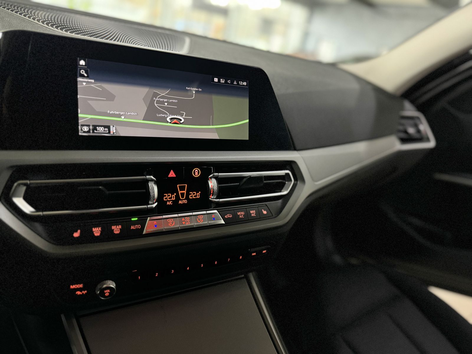 Fahrzeugabbildung BMW 320d Panorama HUD DAB Stop&Go Standheizung 360°