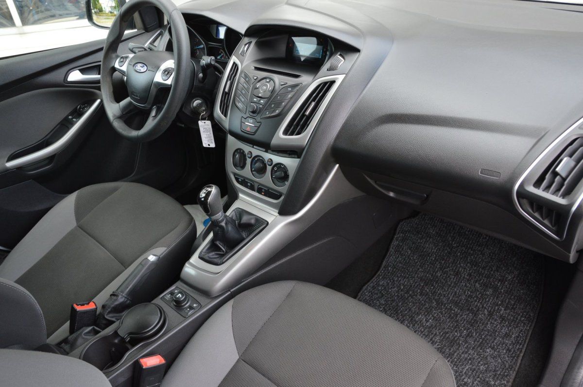 Fahrzeugabbildung Ford Focus Turnier   Trend SHZ Frontscheibenheizung