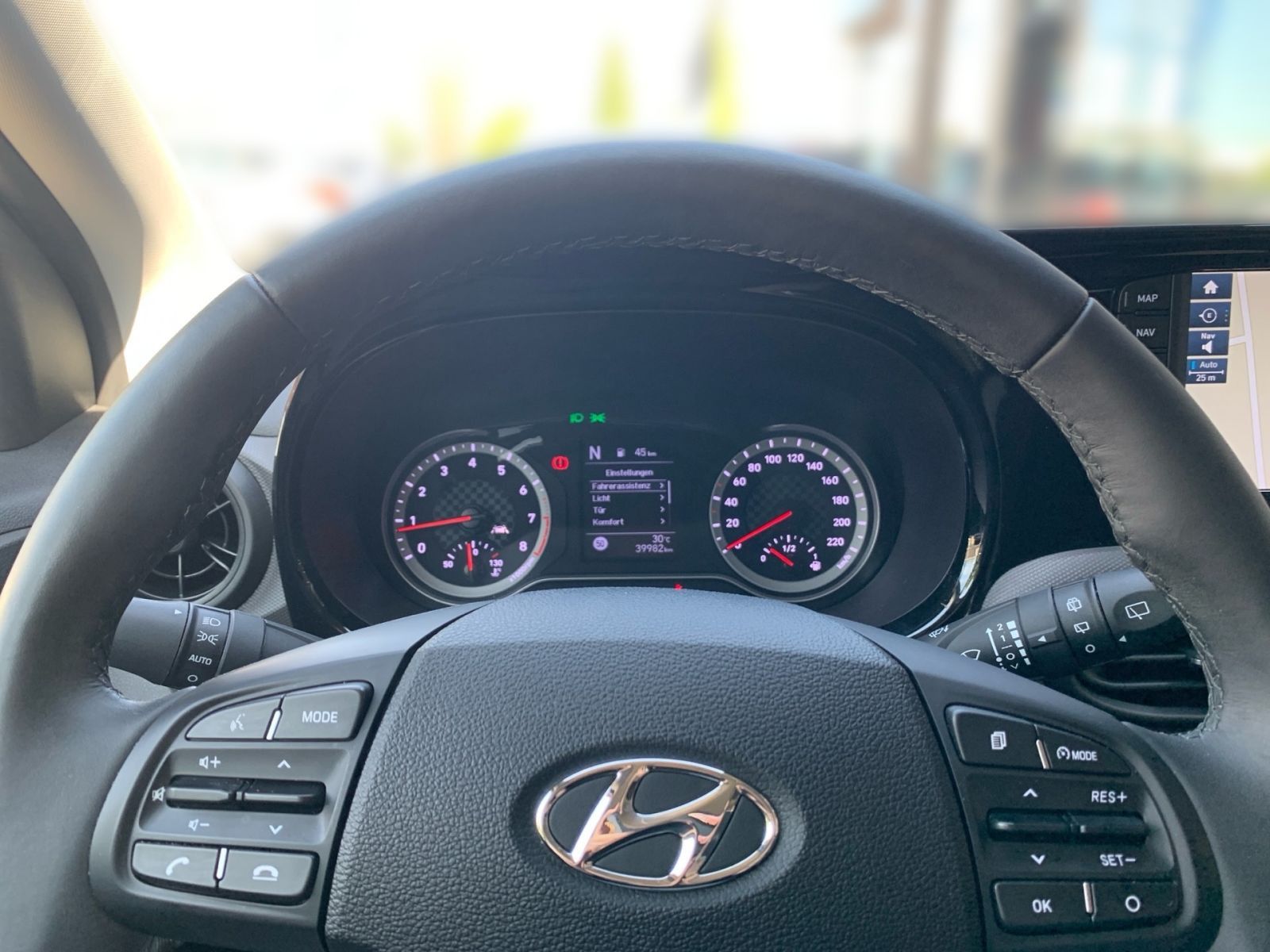Fahrzeugabbildung Hyundai i10 1.2 PDC Navi Kamera 8Fach Bereift