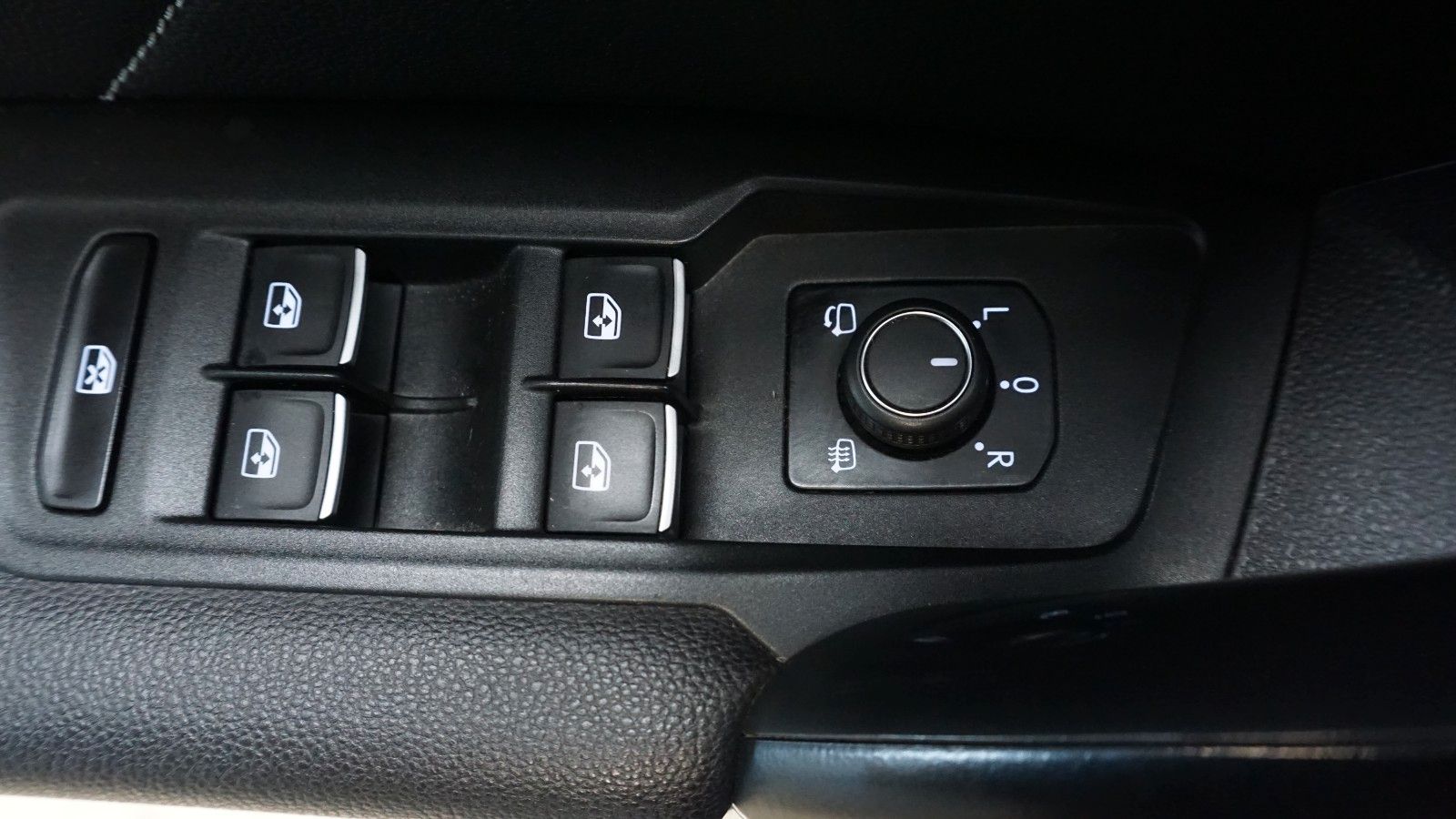 Fahrzeugabbildung Volkswagen Tiguan 4Motion R line *PANO*KAMERA*PERLMUTT*
