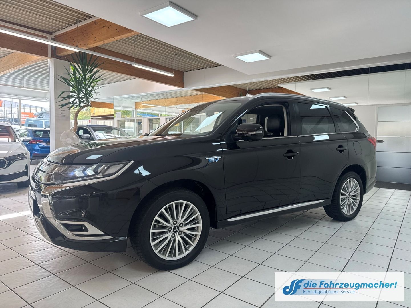 Fahrzeugabbildung Mitsubishi Outlander PHEV Plus 4WD StandHZG LED ACC El. Hec