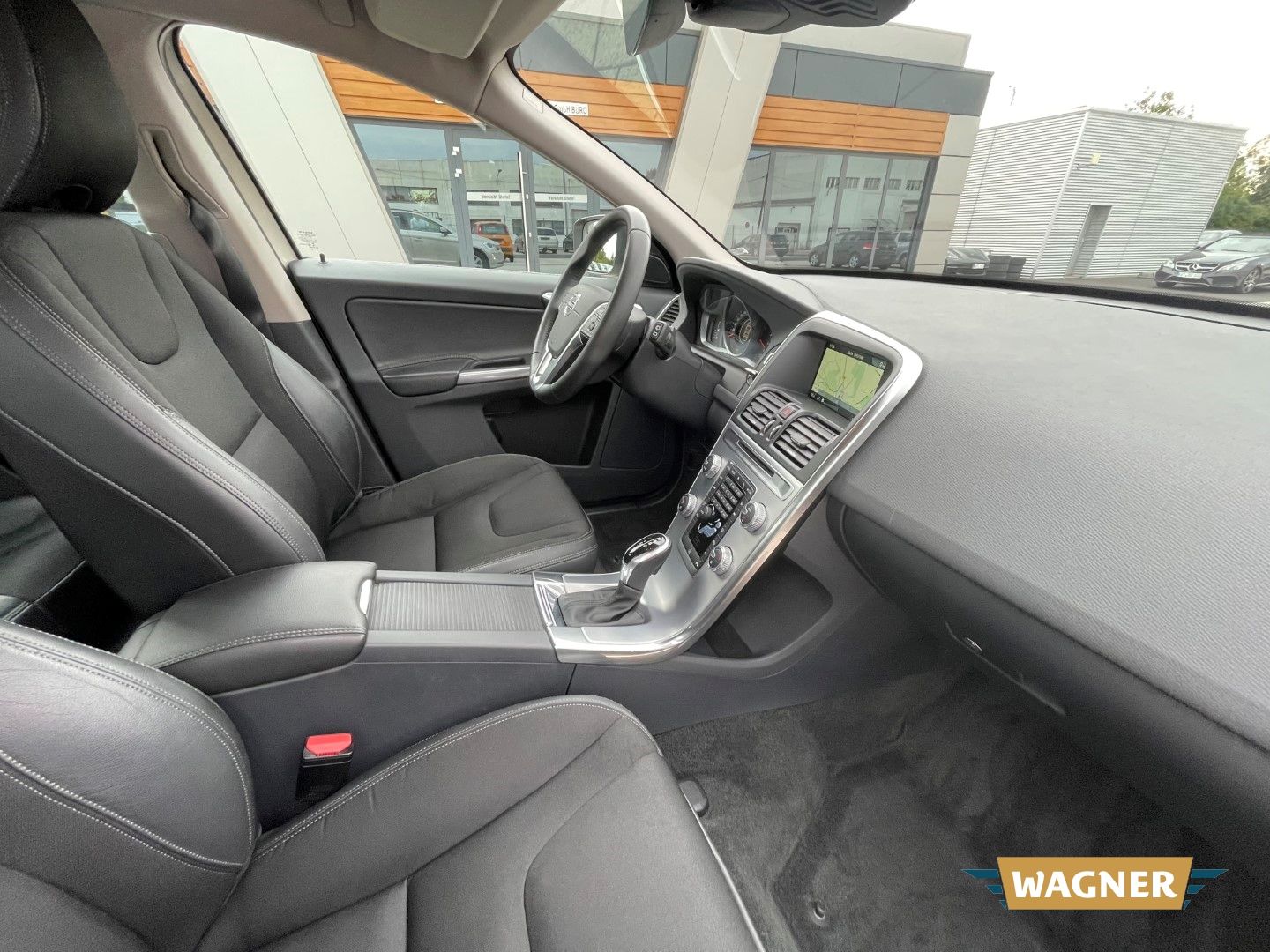 Fahrzeugabbildung Volvo XC60 Momentum 2WD Bi-Xenon SHZ 1-Hand