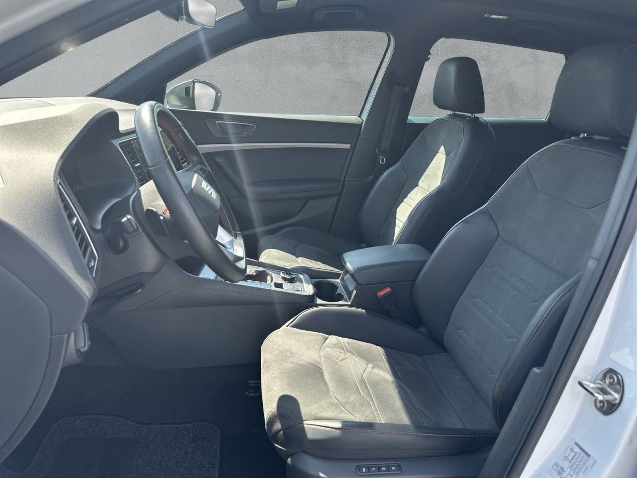 Fahrzeugabbildung SEAT ATECA FR 2.0 TSI 190 PS DSG 4Drive*AHK* - mit KI generiert/bearbeitet