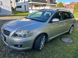 Toyota Avensis Combi Sol 2,2-l-D-CAT Sol - Toyota Avensis: D Cat