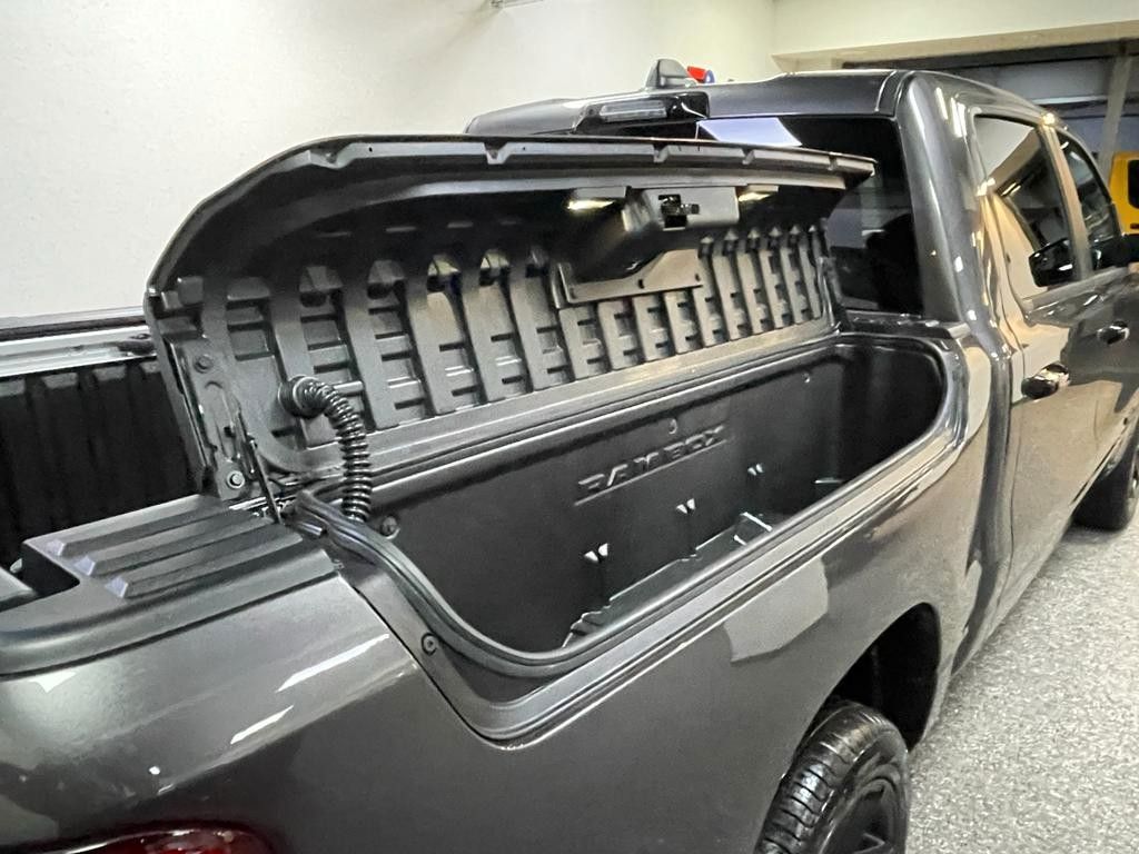 Fahrzeugabbildung Dodge LARAMIE NIGHT EDITION-RAMBOX-TAILGAT-12"-LUFTF.