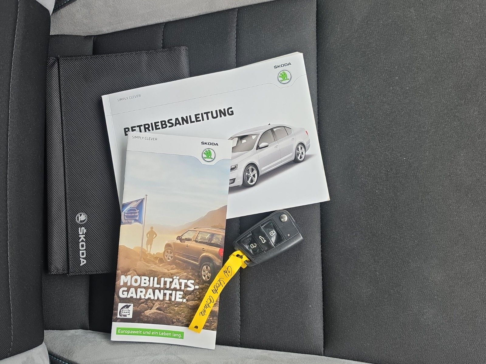 Fahrzeugabbildung SKODA Octavia Combi Ambition Apple CarPlay und Android