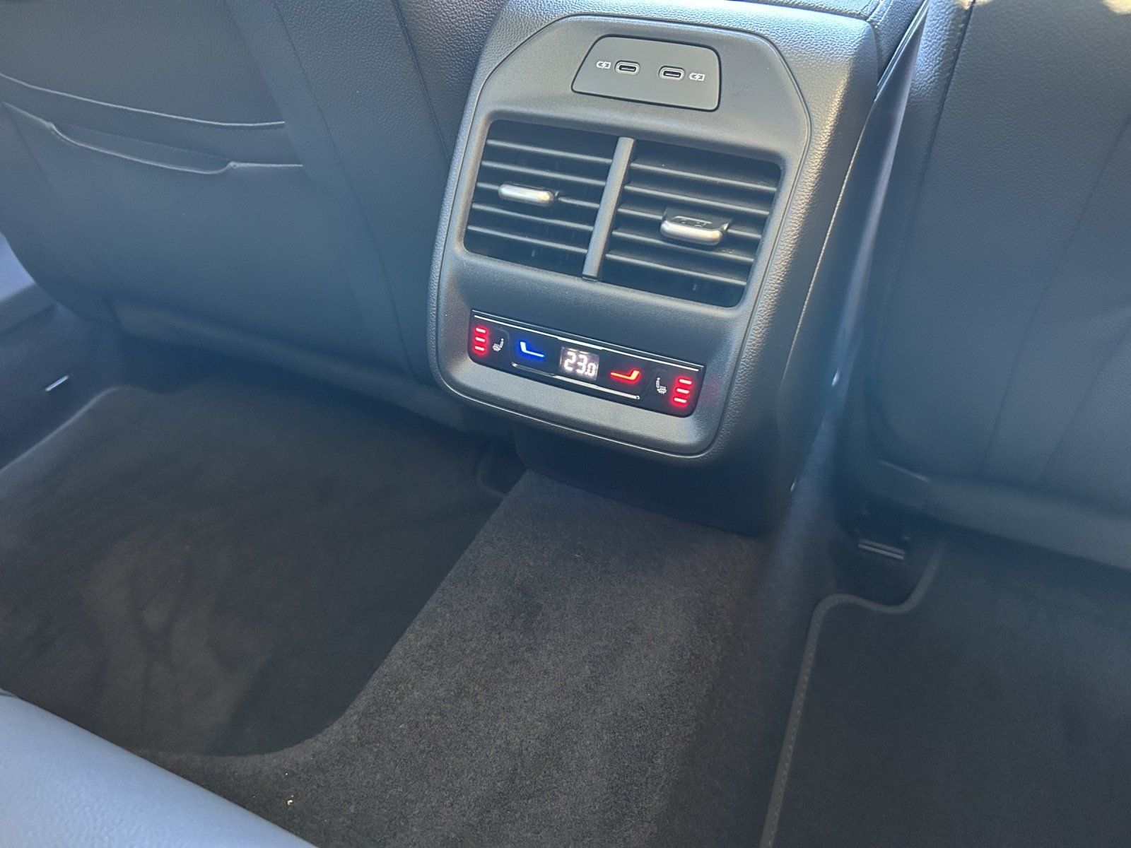 Fahrzeugabbildung SKODA Superb Combi 2.0 TDI L&K/ST-HZG/PANO-DA/AHK/360°