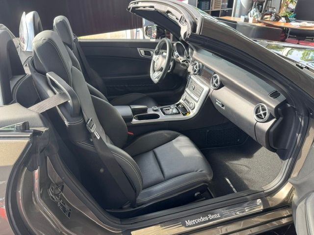 Fahrzeugabbildung Mercedes-Benz SLC 300 AMG Line AIRSCARF MEMORY LED