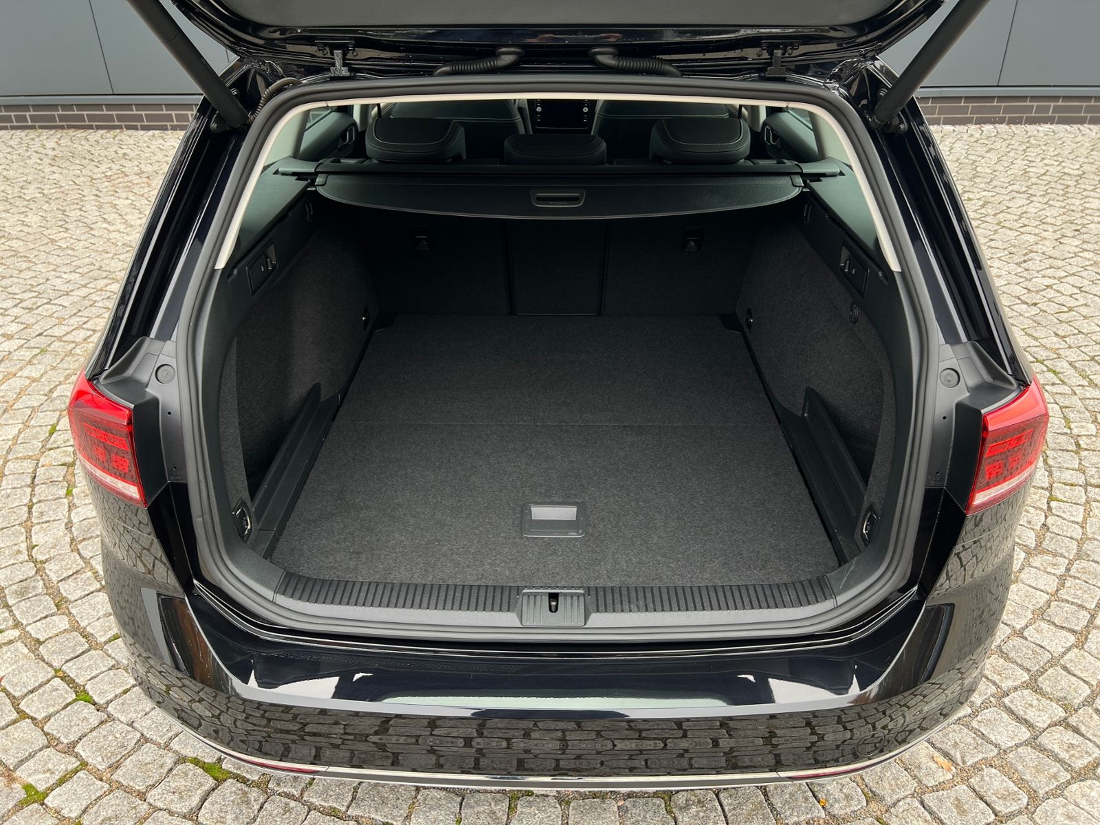 Fahrzeugabbildung Volkswagen Passat Variant Elegance 1.5 TSI DSG *LED, Digita