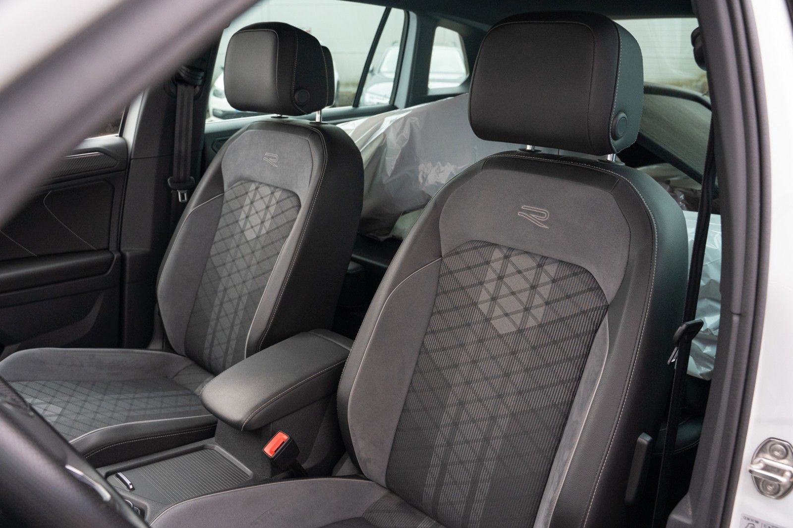 Fahrzeugabbildung Volkswagen TIGUAN 2.0 TDI R-LINE 4M MATRIX KAM DCC AHK