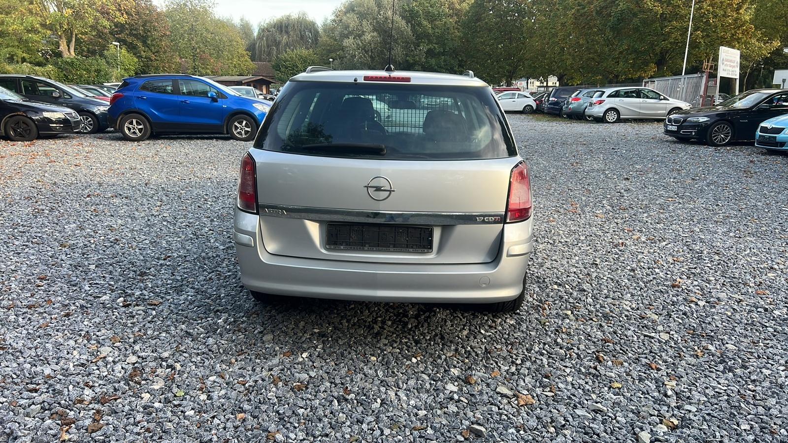 Opel Astra 2008 — rear view