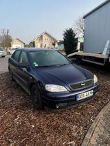 Opel Astra mit defekter Dieselpumpe vorne - Opel Astra aus 2000 mit Diesel-Antrieb