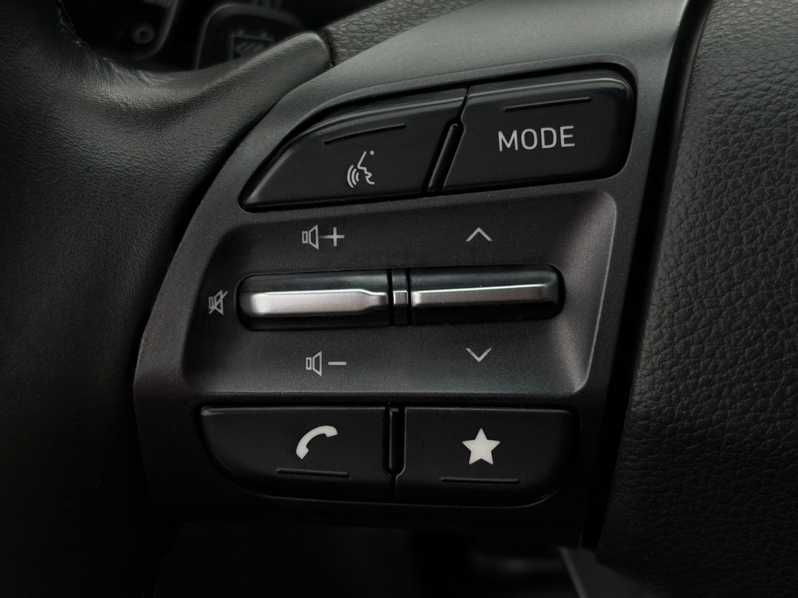 Fahrzeugabbildung Hyundai KONA Select Elektro CarPlay Kamera SHZ LHZ DAB+