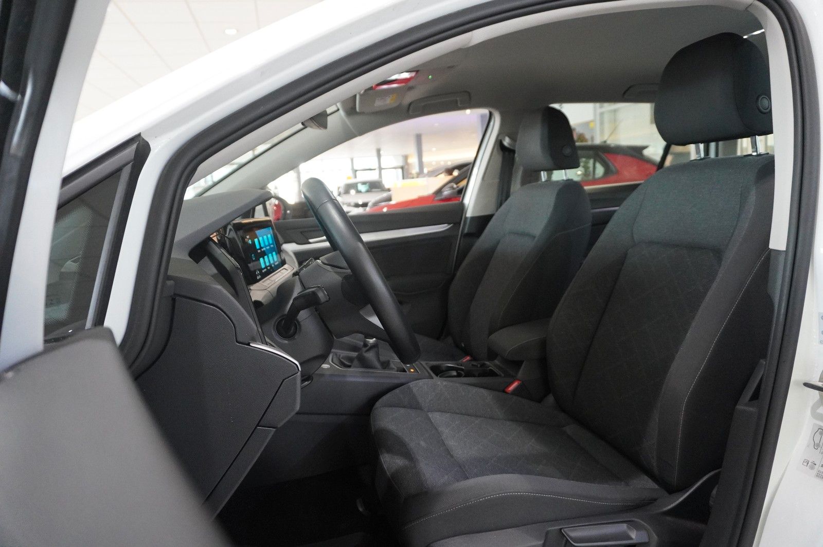 Fahrzeugabbildung Volkswagen Golf VIII Variant 1.5 TSI LIFE NAVI/LED/SHZ/VIRT