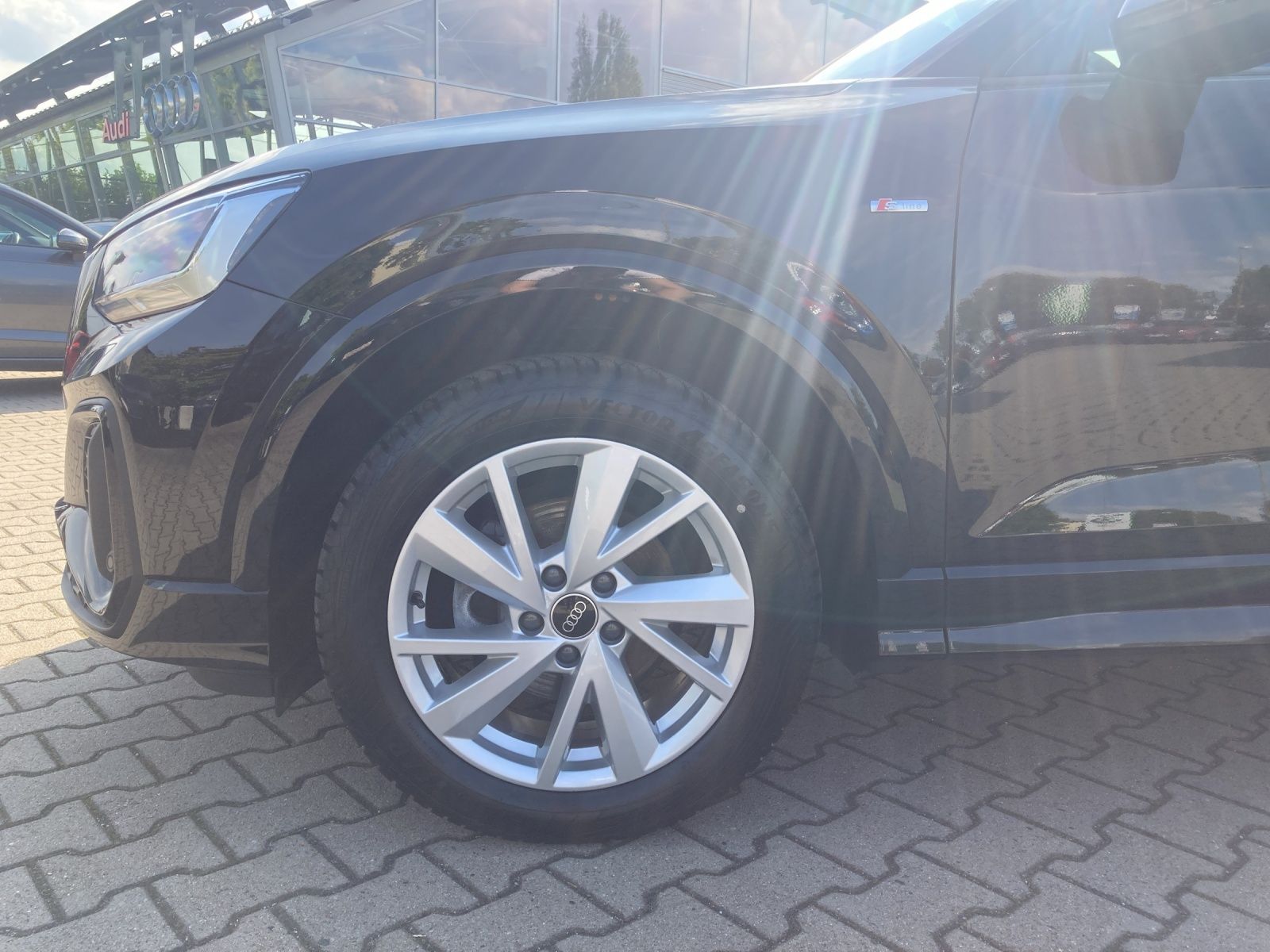 Fahrzeugabbildung Audi Q2 35 TFSI S line LED AVC Navi ACC RFK SH