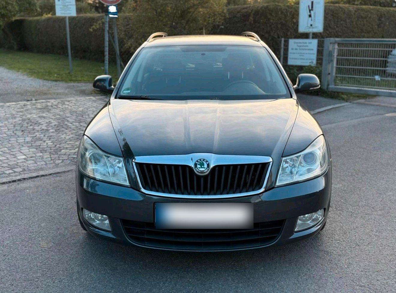 Skoda Octavia 2012 — rear view