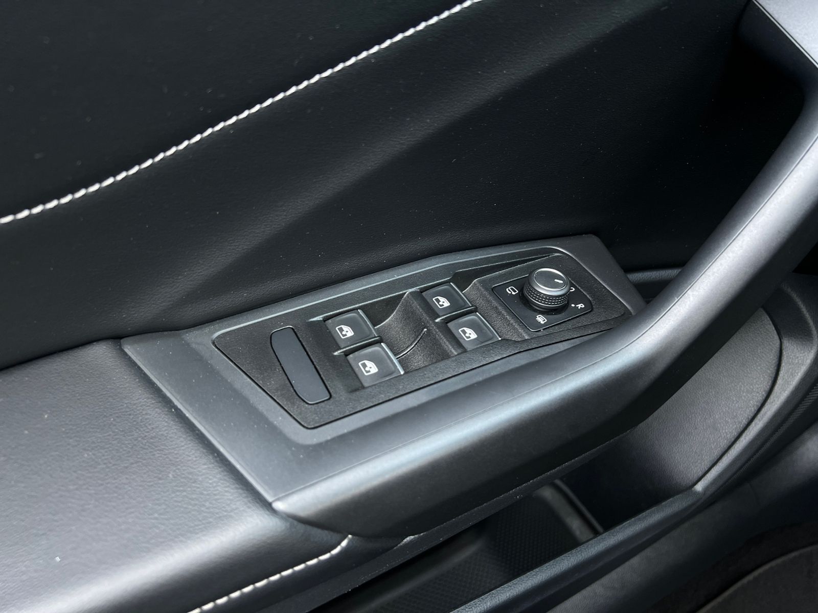 Fahrzeugabbildung Volkswagen T-Roc Cabriolet Style 1.5 TSI DSG *AHK, BlackSty