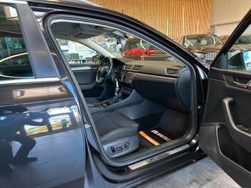 Skoda Superb Combi Style 4x4 *SZHZ*PDC*AHK*NAVI*KLIMA*