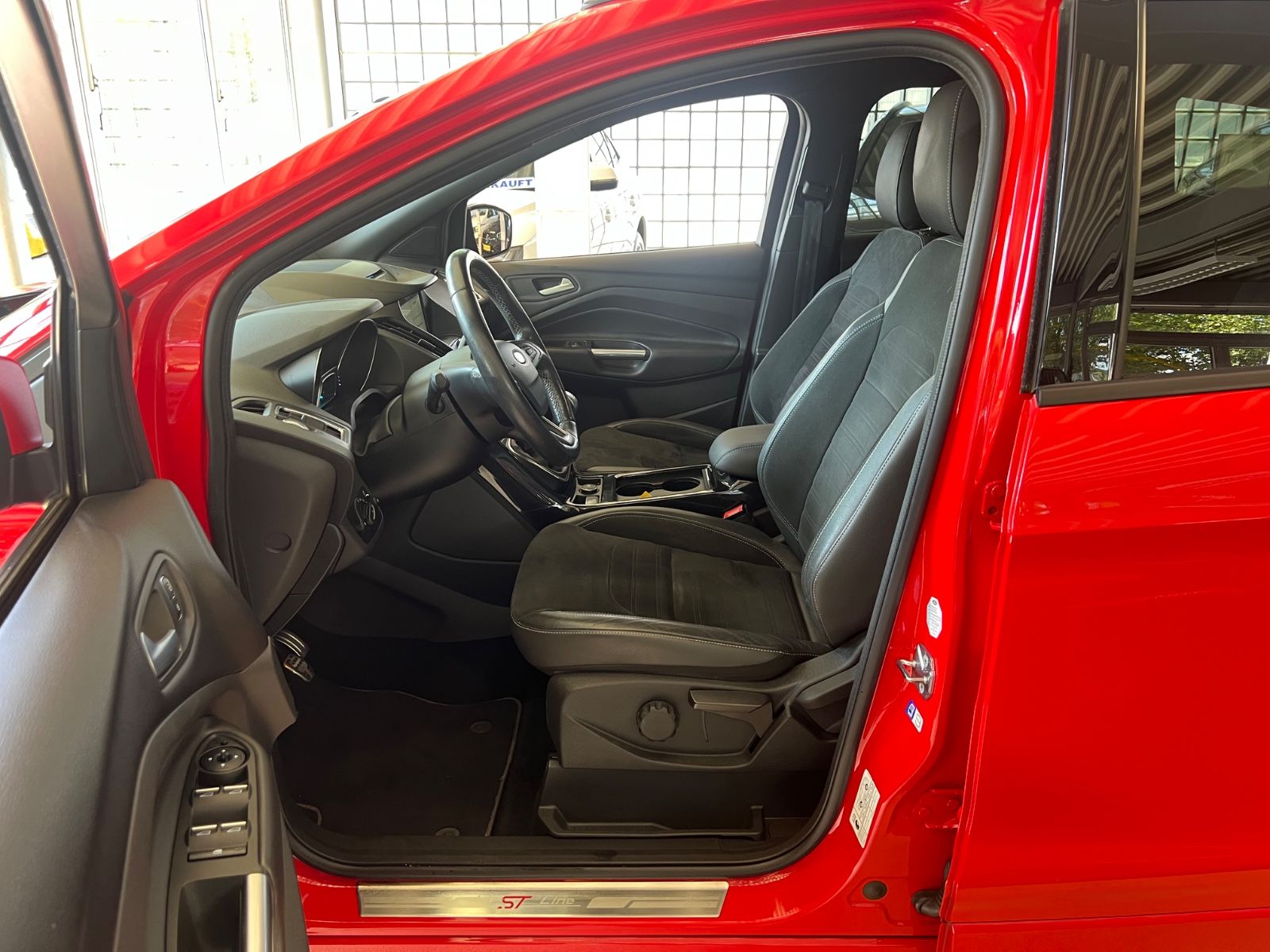Fahrzeugabbildung Ford Kuga ST-Line * ROT/SCHWARZ *