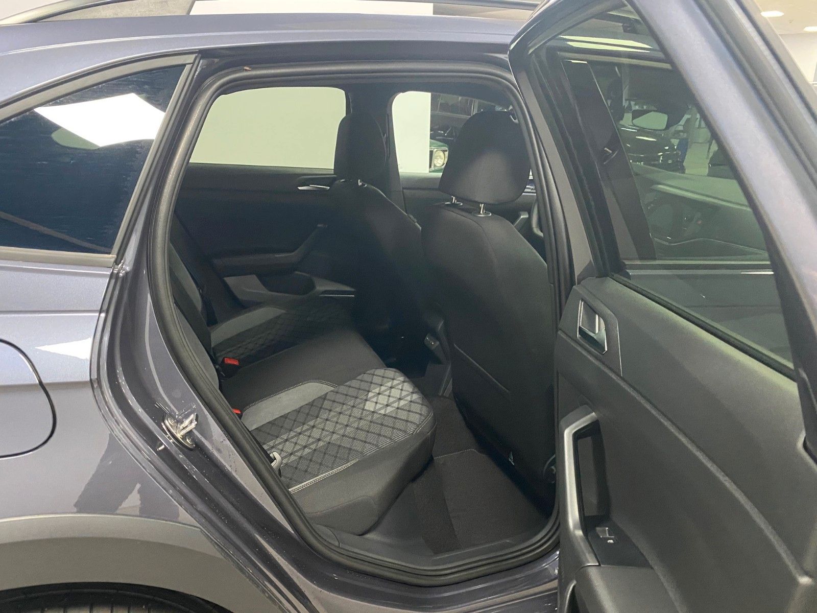 Fahrzeugabbildung Volkswagen Taigo 1.5 TSI DSG R-LINE+Black Style+ACC+Matrix+