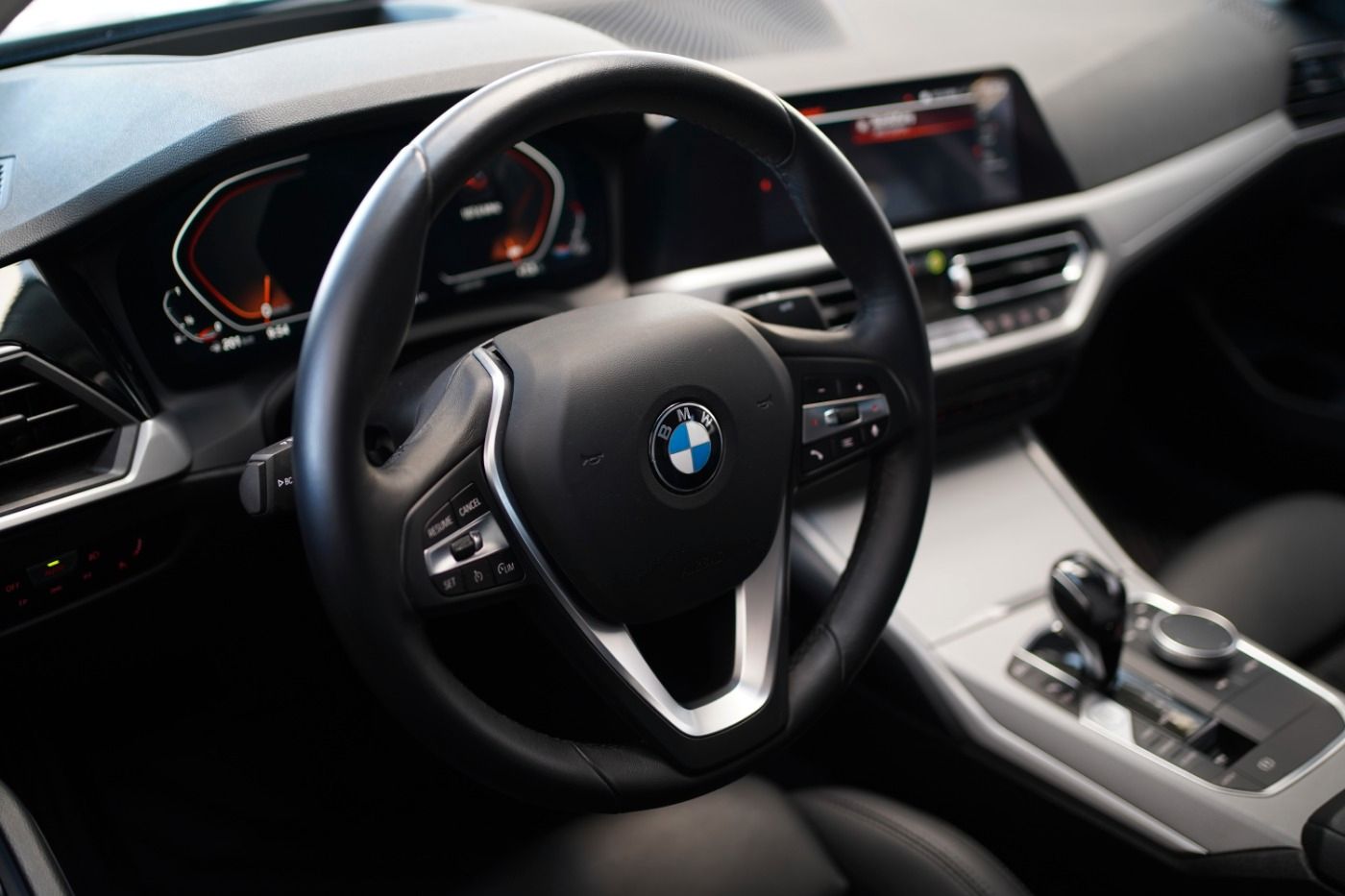 Fahrzeugabbildung BMW 320i Advantage Head Up+Parking u. Driving Ass.++