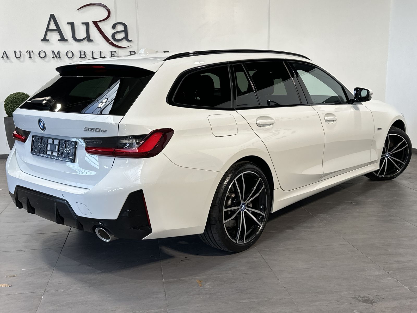 Fahrzeugabbildung BMW 330e Touring M-Sport NAV+LED+PANO+19ZO+ALARM+1HD