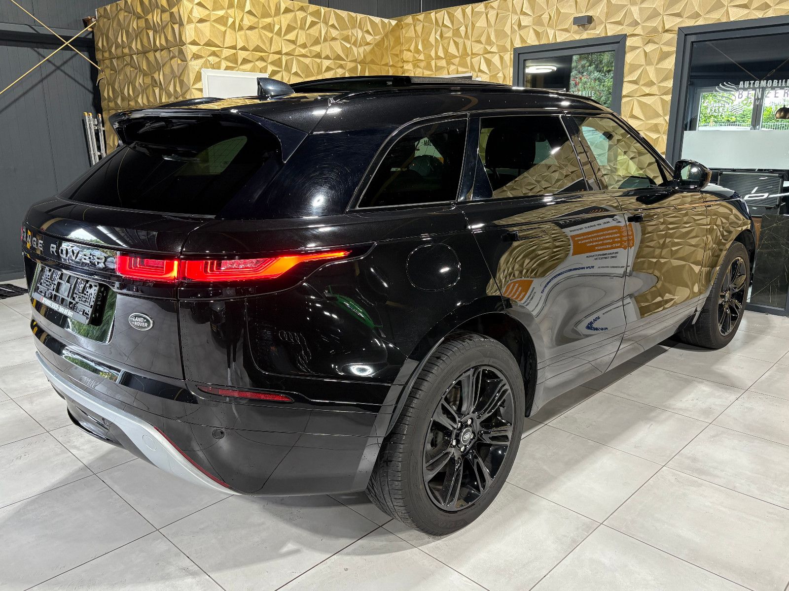 Fahrzeugabbildung Land Rover Range Rover Velar R-Dynamic SE/PANO/MEMORY/APPLE