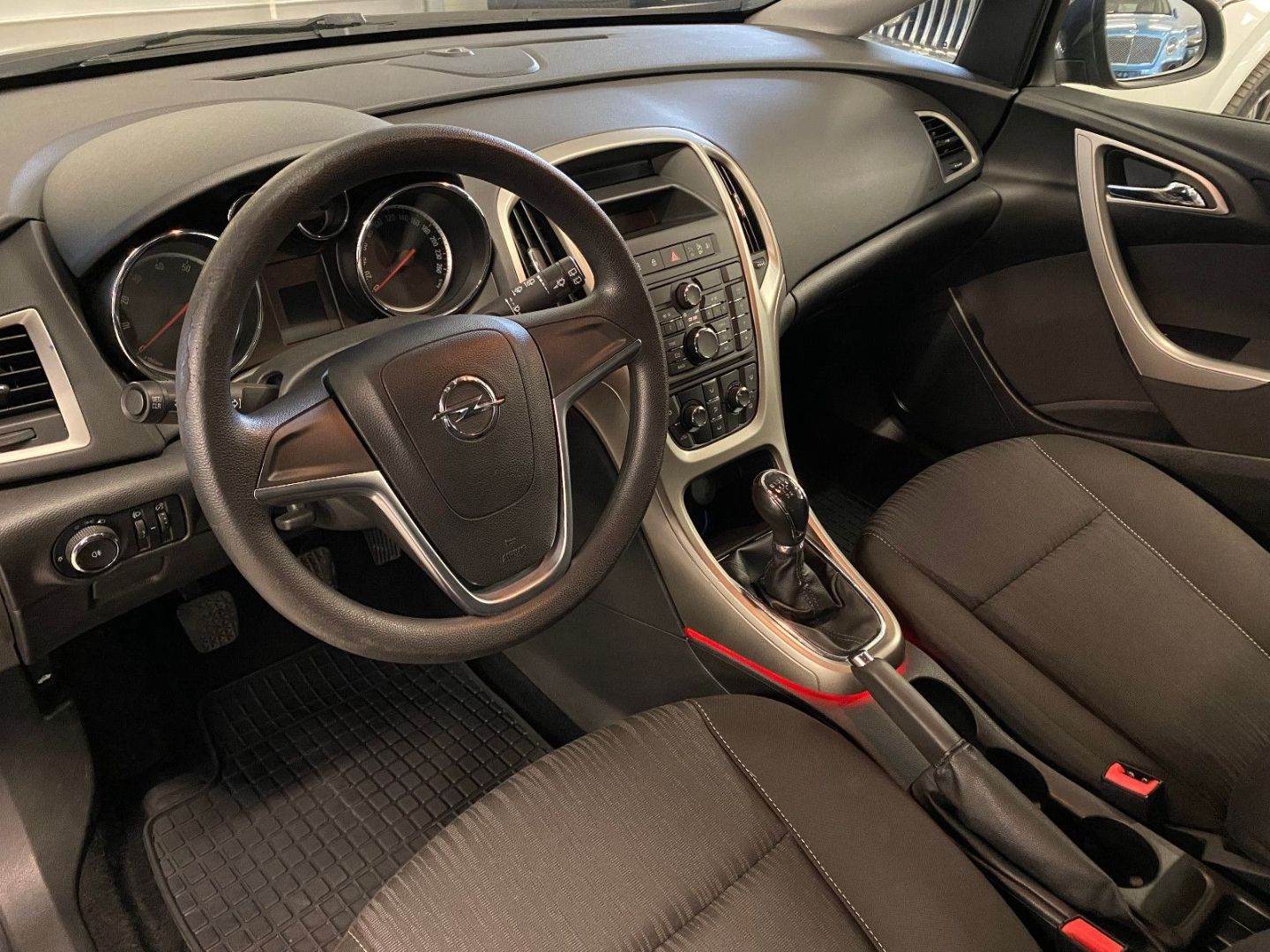 Fahrzeugabbildung Opel Astra J Lim. 5-trg. Edition AHK Klima