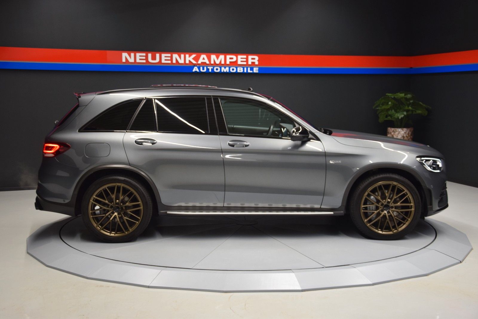 Fahrzeugabbildung Mercedes-Benz GLC 43 AMG 4Matic Pano ACC Ambiente 360° 21 Zoll