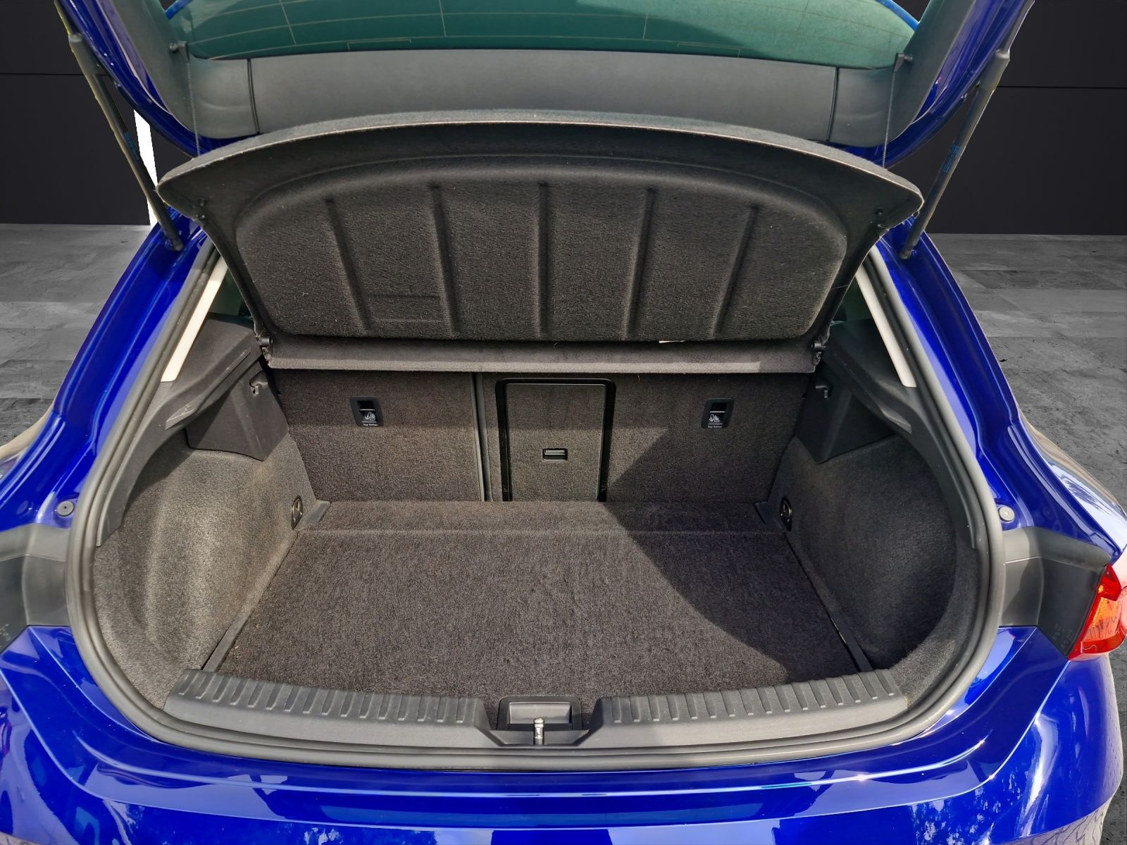 Fahrzeugabbildung SEAT Leon TSI FR LED Navi ACC Park-Assist SH LM ferti