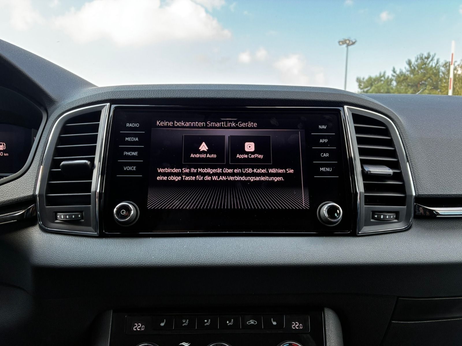 Fahrzeugabbildung SKODA Karoq 1.5 TSI DSG*AHK*RFK*ACC*eHeck