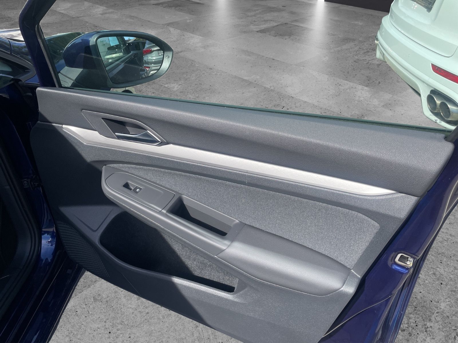 Fahrzeugabbildung Volkswagen Golf VIII Variant Life *AHK*PDC*Ambiente*Navi*