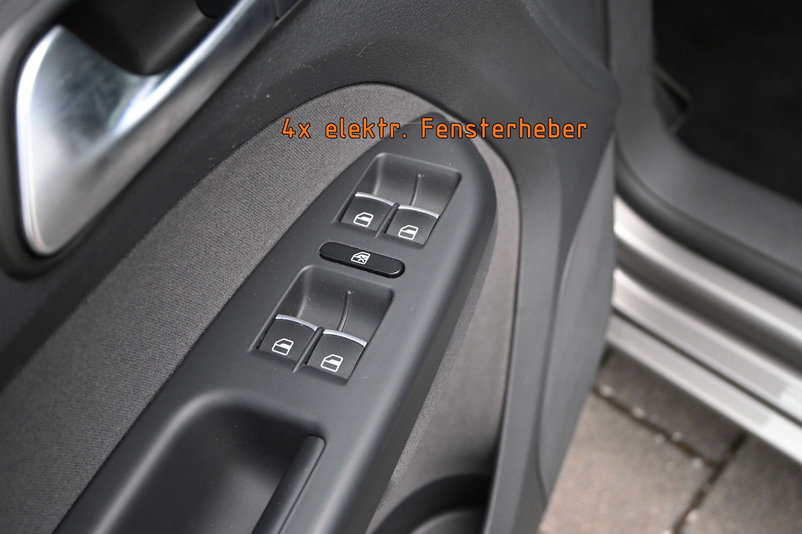 Fahrzeugabbildung Volkswagen Touran 1.6 TDI Comfortline °7-SITZE°KAMERA°02.28