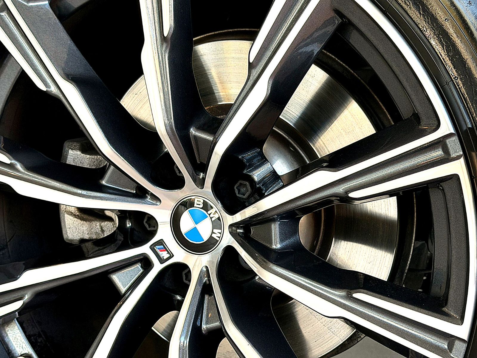 Fahrzeugabbildung BMW X5 30 d xDrive M Sport/HEAD-UP/360°/SOUND/AMBIEN
