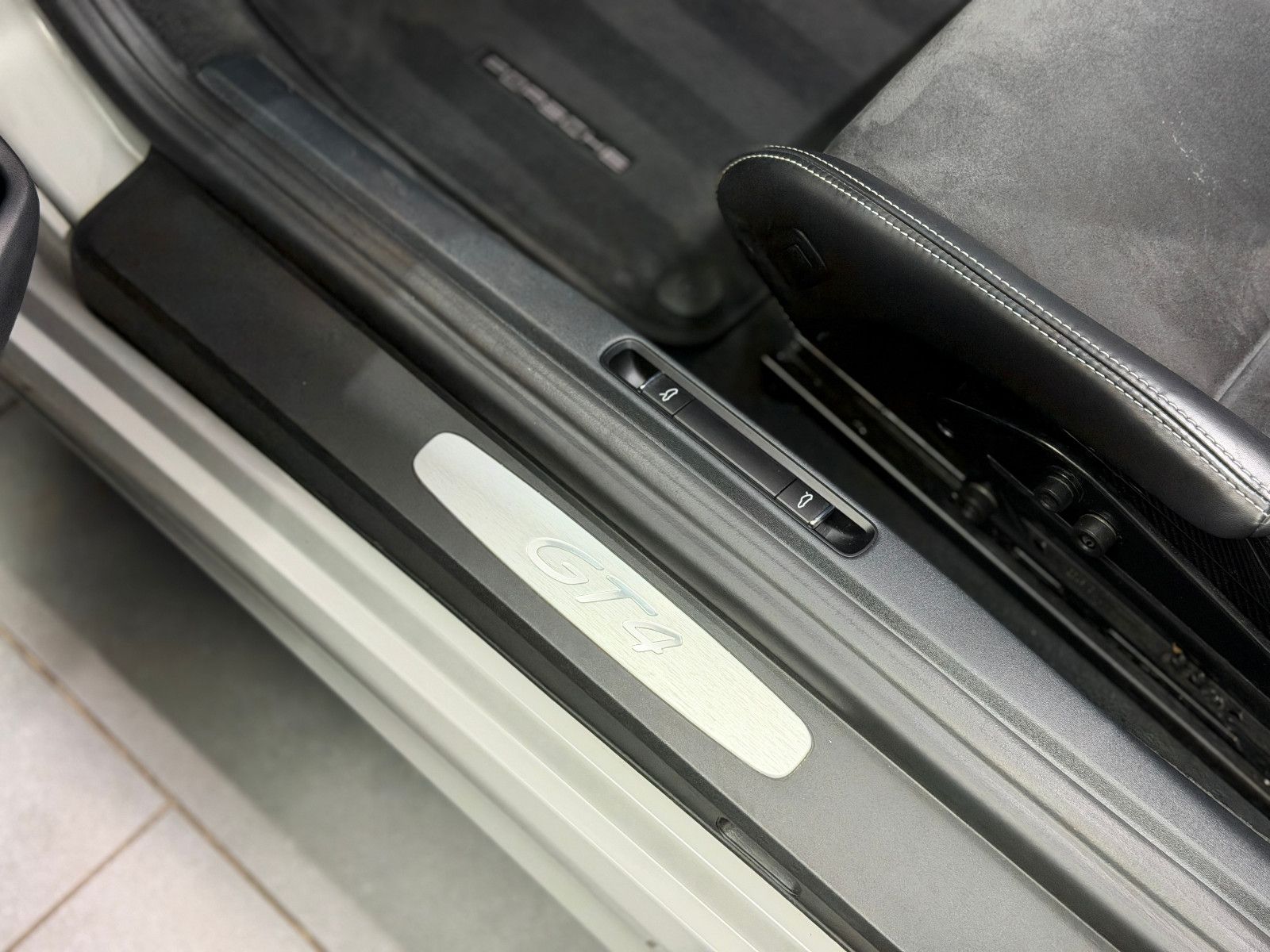 Fahrzeugabbildung Porsche Cayman GT4|918 SCHALENSITZE|PCCB|1.HAND|SCHALTER