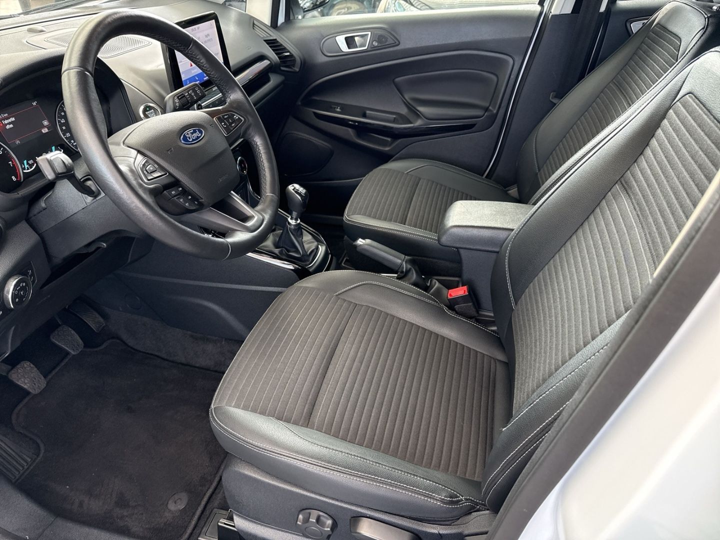 Fahrzeugabbildung Ford EcoSport Titanium Hybrid/Navi/LED/KeyFree/B & O/