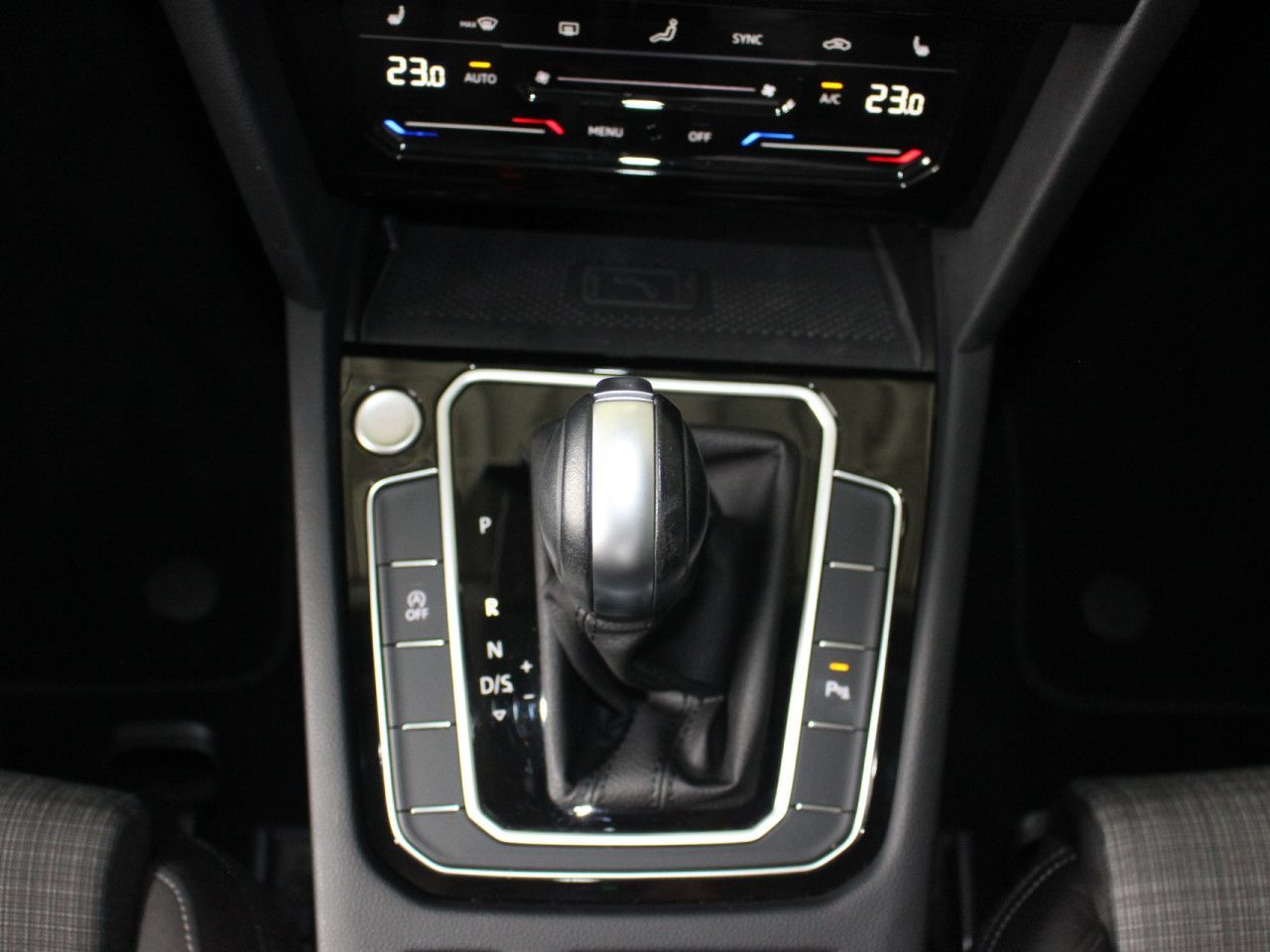 Fahrzeugabbildung Volkswagen Passat Variant 2.0 TDI SCR Business LED/CAM/ACC