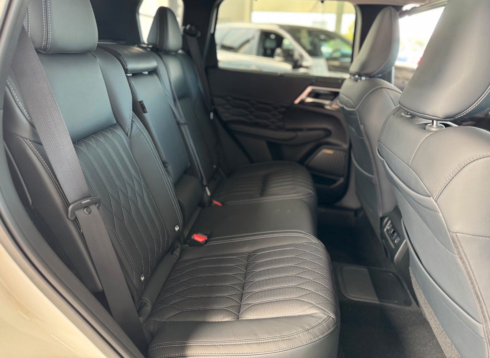 Fahrzeugabbildung Mitsubishi Outlander 2.4 PLUG-IN HYBRID 4WD TOP