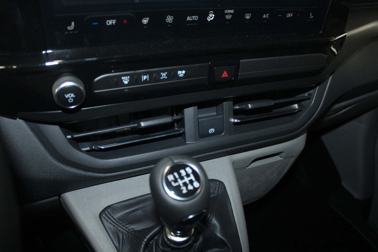 Fahrzeugabbildung Ford Tourneo Custom L1 Titanium 8-Sitze LED NAVI CAM
