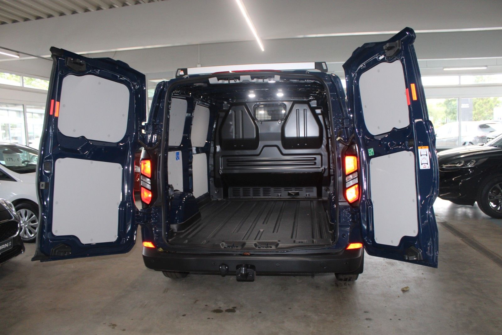 Fahrzeugabbildung Ford Transit Custom TREND L1 Kasten AHK + DACHTRÄGER