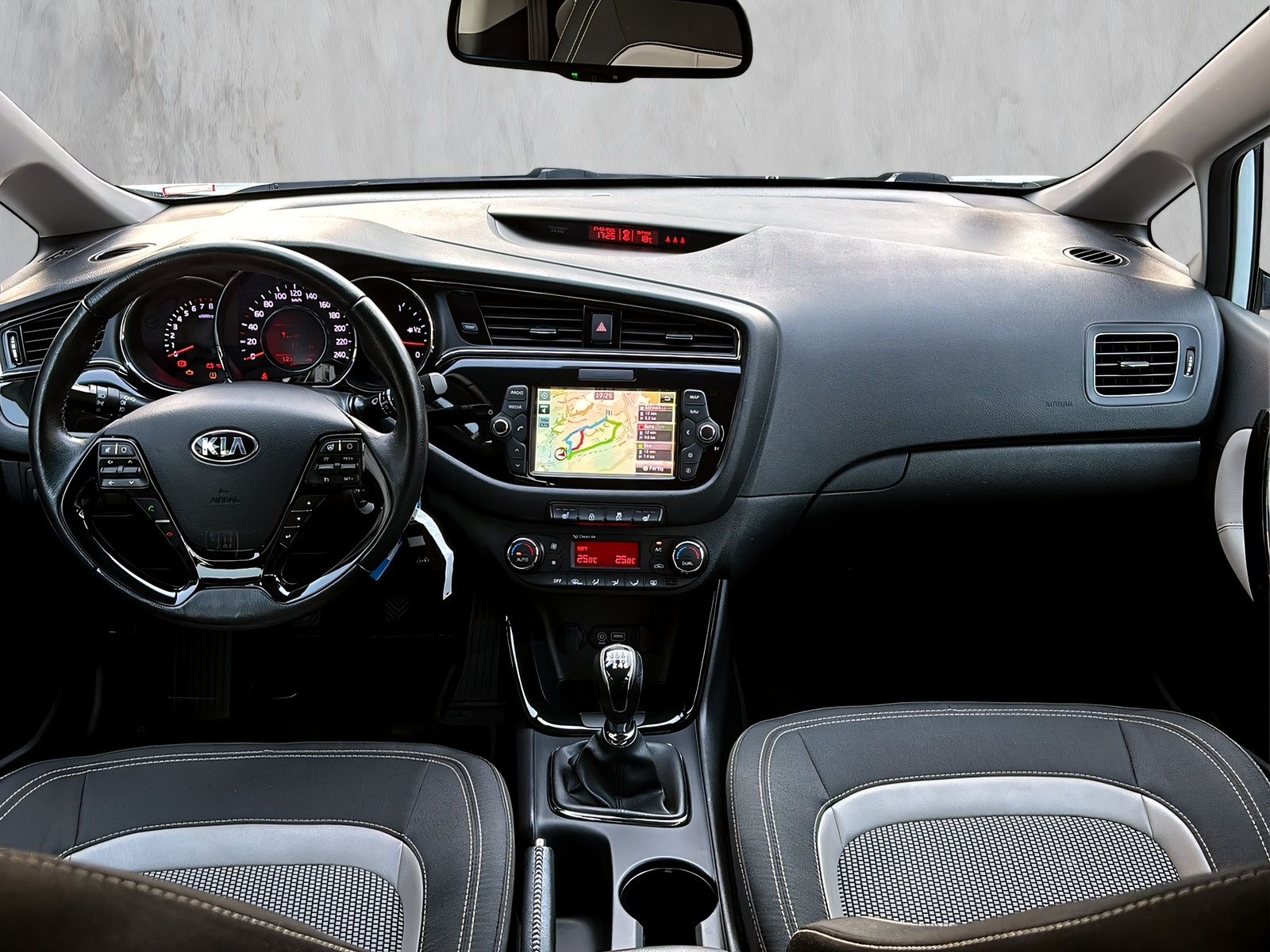 Fahrzeugabbildung Kia cee´d NAVI SITZHEIZ 2 x KLIMAAUT .TEMP. RF KAM