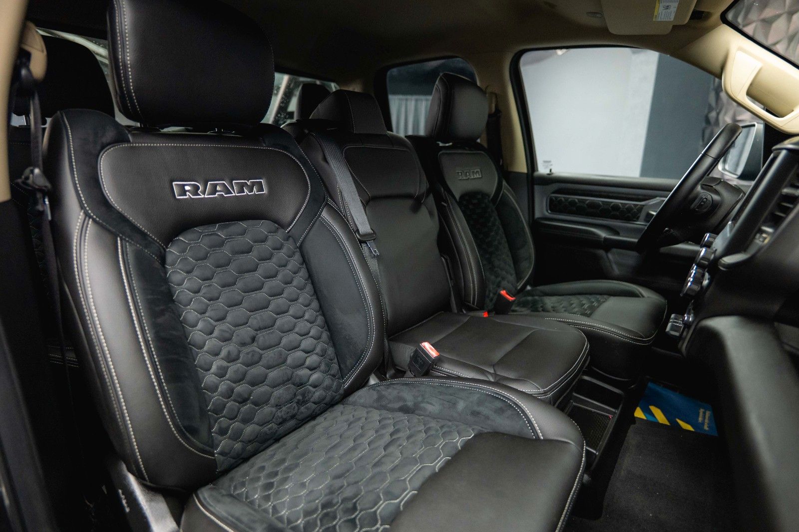 Fahrzeugabbildung Dodge RAM 5.7 V8 HEMI 4x4 OFFROAD LONGBED Limited LED