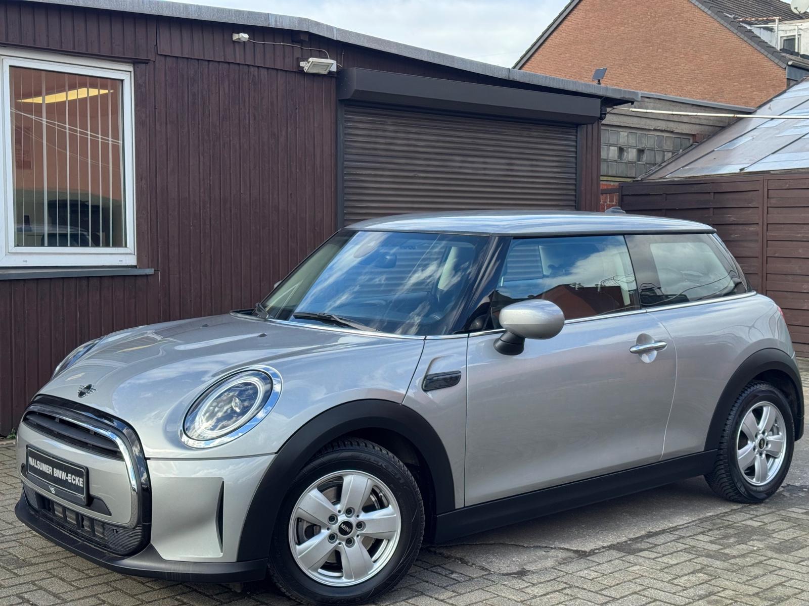MINI Cooper Essential Trim Aut. APPLE-CARPLAY LED PDC